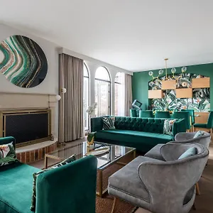 Four Seasons Hotel